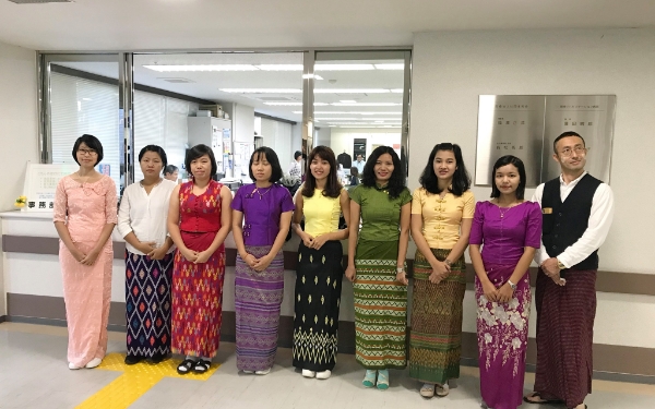 民族衣装で職場に挨拶するミャンマー人材